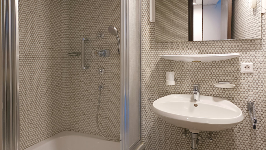 Bad mit Dusche und WC Wohnung Aichwald-Krummhardt
