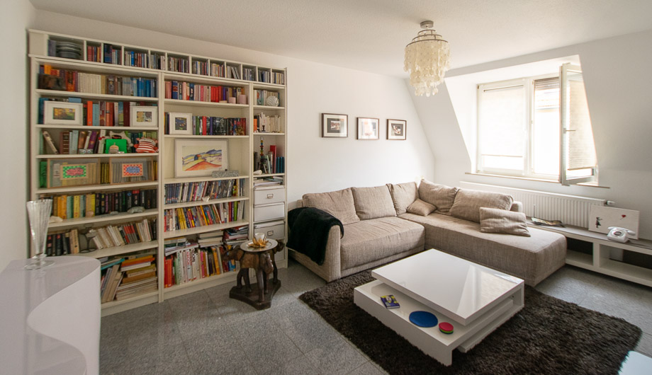 ger�umiges Wohnzimmer Dachgeschosswohnung Stuttgart