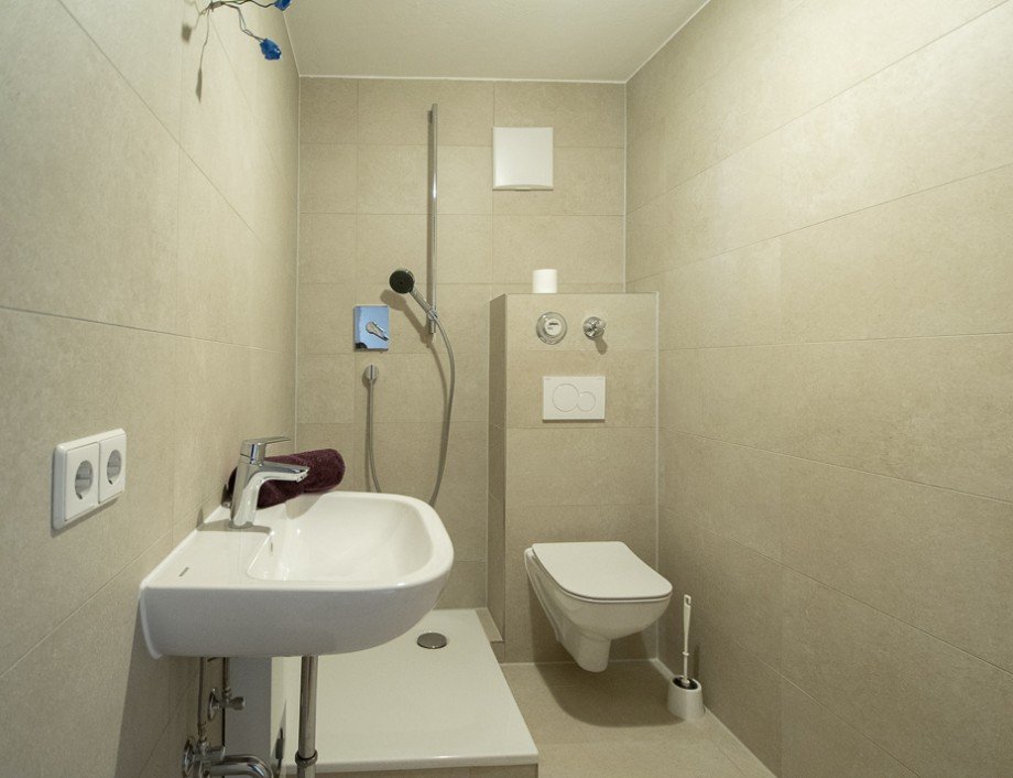 Neues Bad mit Dusche Etagenwohnung Esslingen