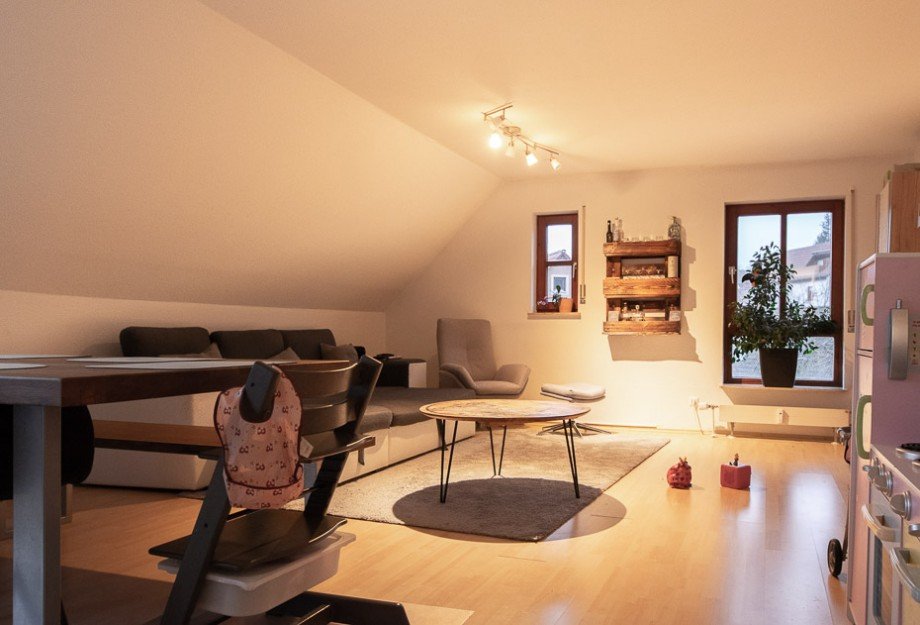 gro�es Wohnzimmer mit Ausgang zum Balkon Dachgeschosswohnung Reichenbach