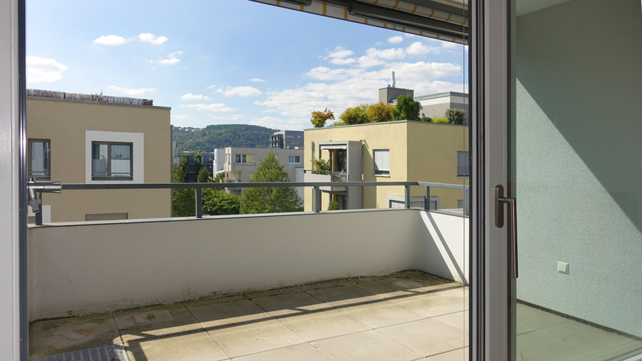 gro�er Balkon mit Markise Etagenwohnung Esslingen-Pliensauvorstadt- Gr�ne H�fe