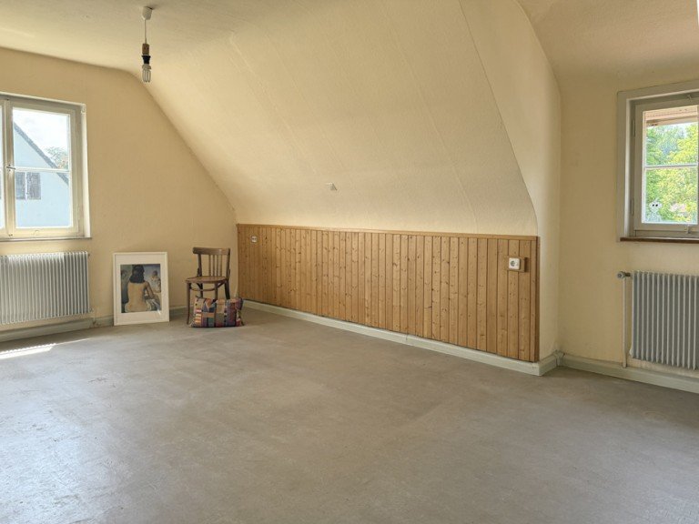 Zimmer 1 N�rtingen Wohnung Gro�e 4-Zimmer-Wohnung im DG + Ausbaum�glichkeit im Dachspitz - renovierungsbed�rftig