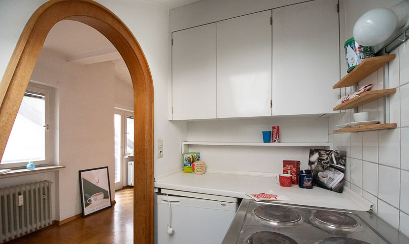 kleine K�che mit gro�em Dachfenster Dachgeschosswohnung Stuttgart