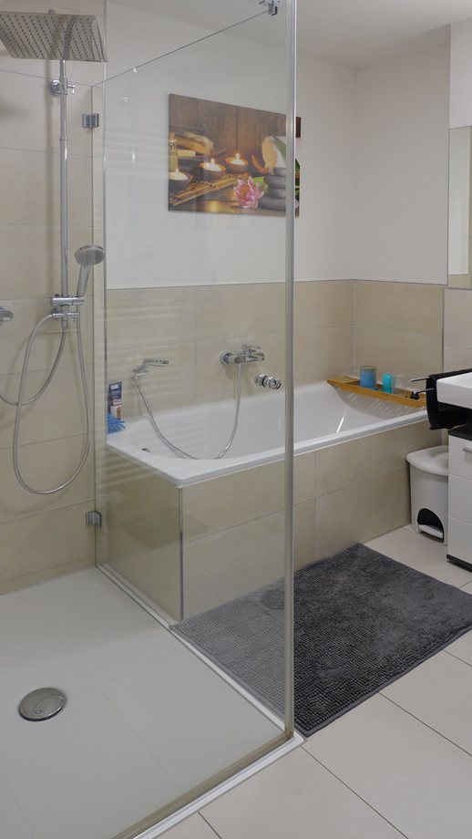 Bad mit Dusche und Badewanne Etagenwohnung Esslingen-Pliensauvorstadt- Gr�ne H�fe