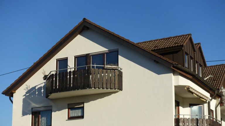  Metzingen-Neuhausen Dachgeschosswohnung Dachgeschosswohnung mit herrlichen Ausblicken, mit Balkon und Garage in ruhiger Lage