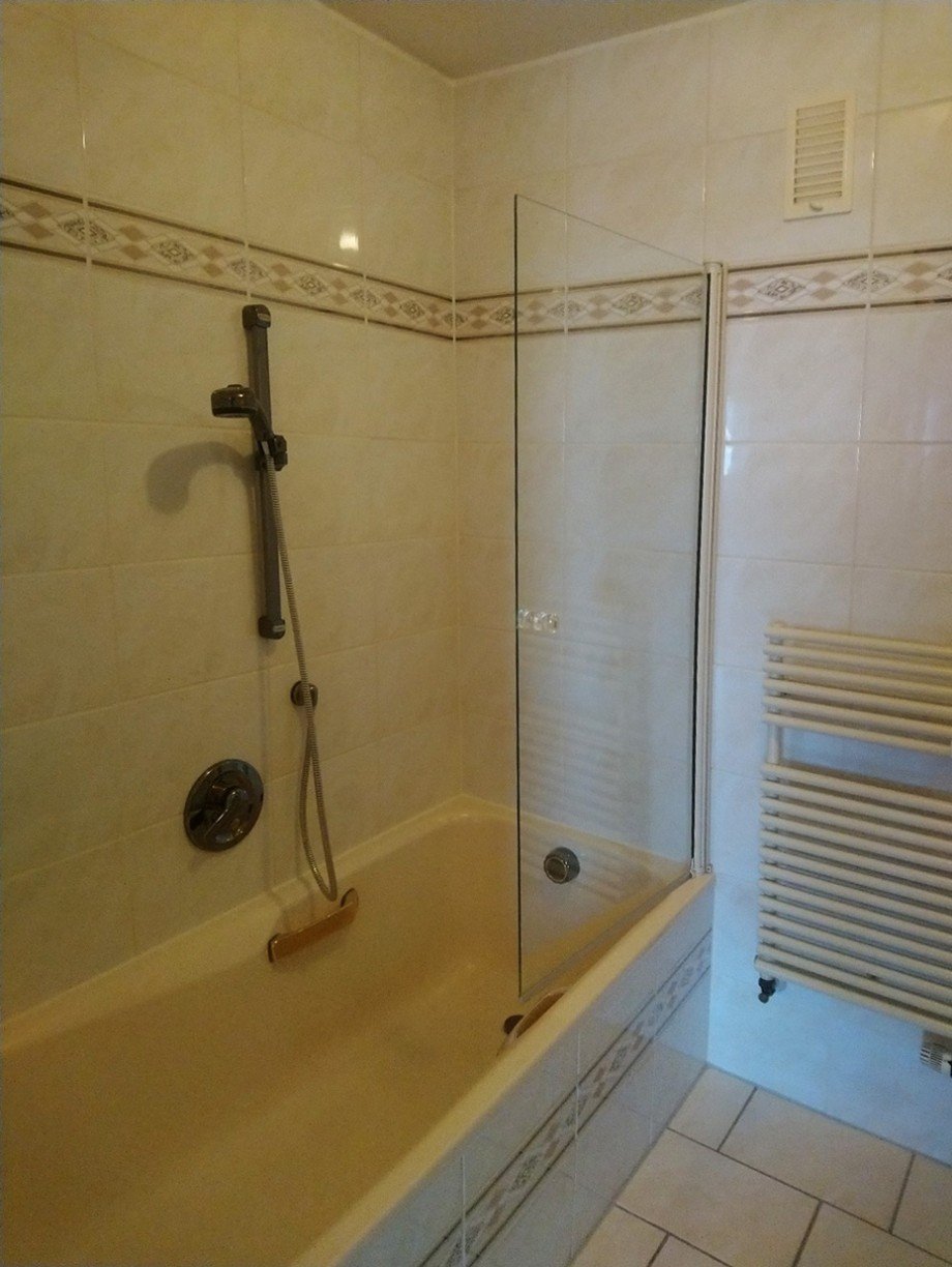 Glas abtrennung und Badewanne Etagenwohnung Stuttgart