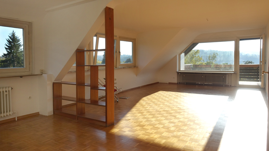gro�es Wohn- / Esszimmer Dachgeschosswohnung Esslingen