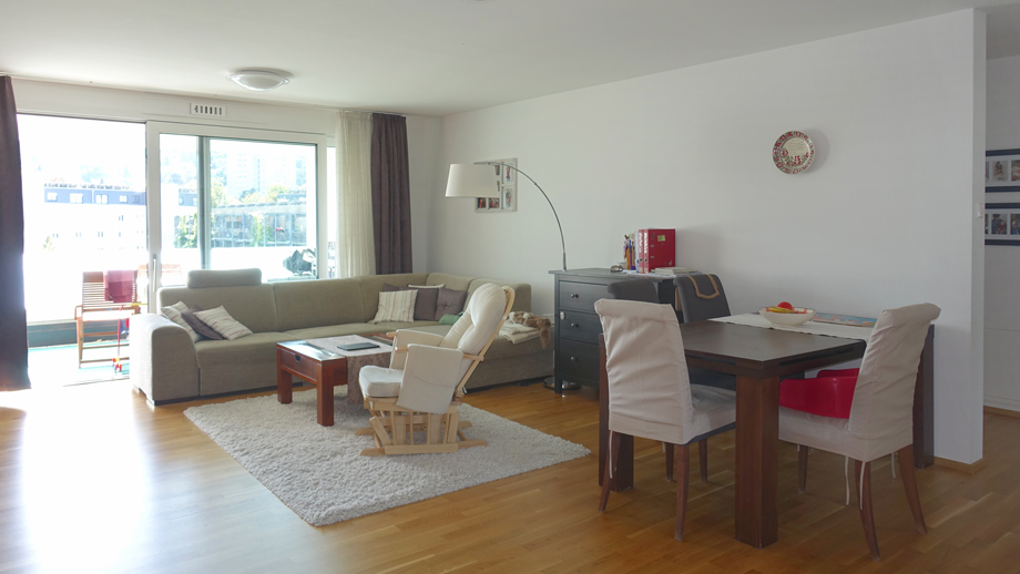 gro�z�giges Wohn- / Esszimmer Etagenwohnung Esslingen-Gr�ne H�fe