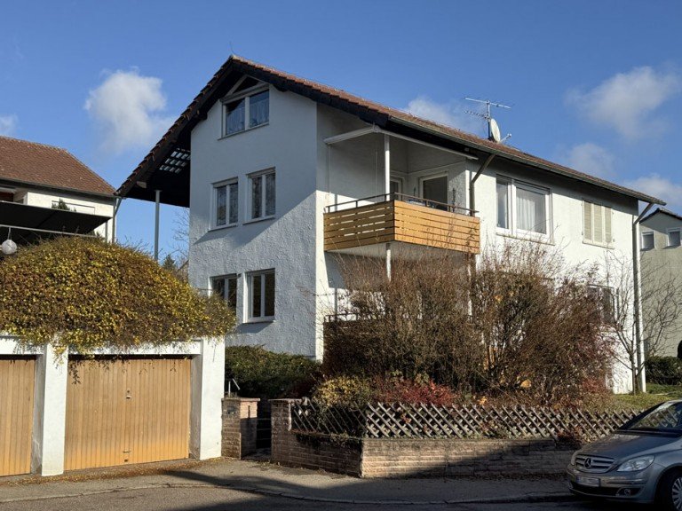  Esslingen-Lerchen�cker Zweifamilienhaus Sch�nes 2-Familienhaus mit Potential in ruhiger, naturnaher Lage mit Garten und 2 Garagen