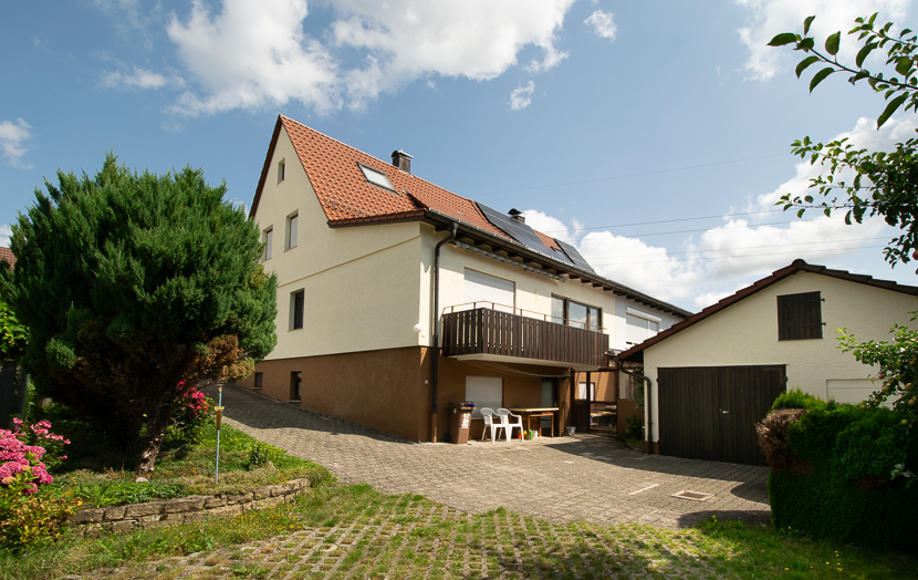 Garage und Stellpl�tze im Garten Doppelhaush�lfte Aichwald