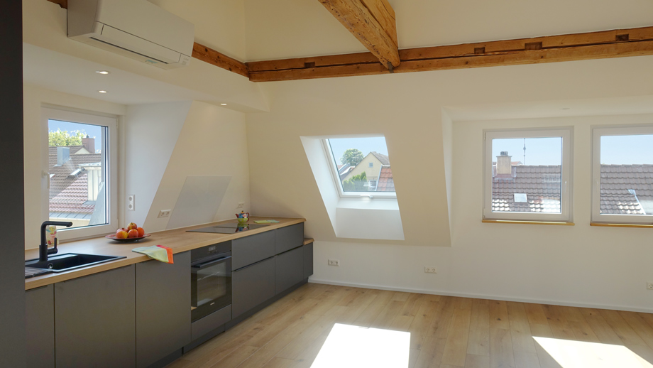 schicke Einbauk�che Dachgeschosswohnung Fellbach