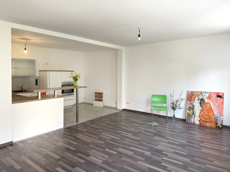 Wohnraum mit halboffener K�che Etagenwohnung Esslingen