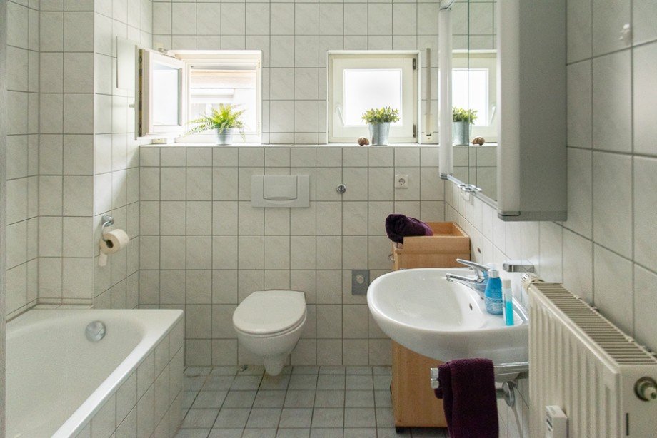 Tageslichtbad mit Wanne Etagenwohnung Esslingen