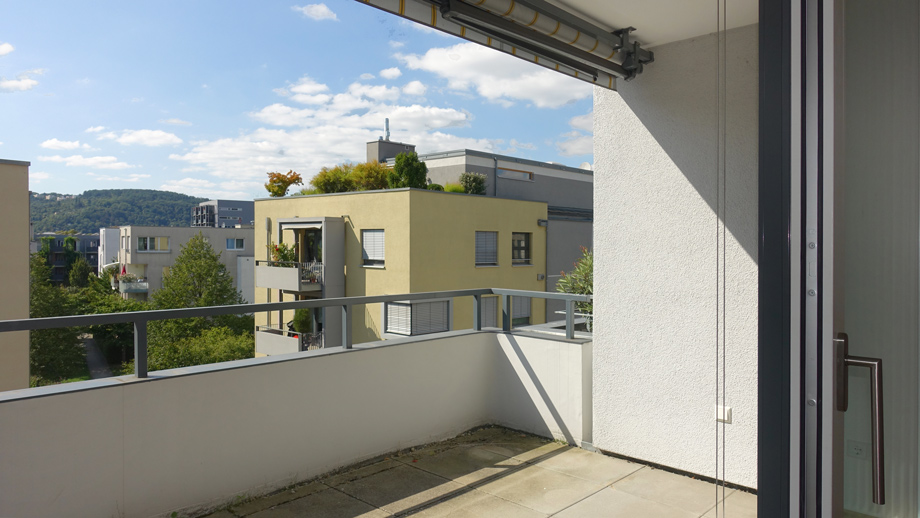 gro�er Balkon mit Markise Etagenwohnung Esslingen-Pliensauvorstadt- Gr�ne H�fe