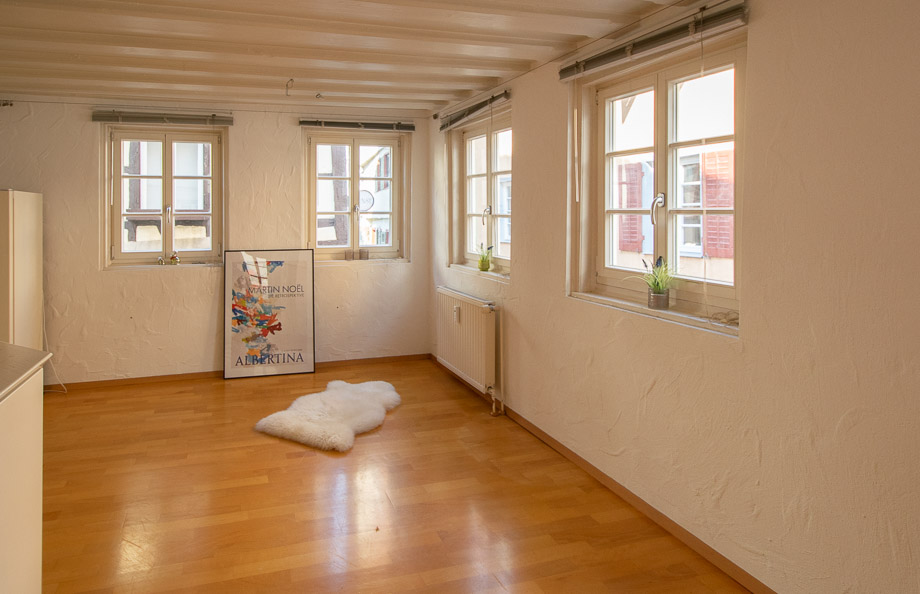 viel Platz f�r Tisch und Sofa Etagenwohnung Esslingen