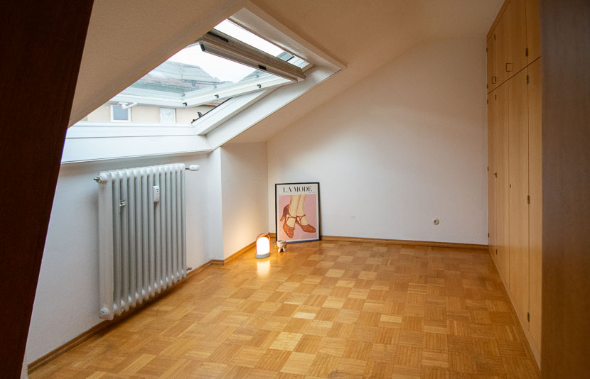 Schlafzimmer mit gro�em Einbauschrank Dachgeschosswohnung Stuttgart