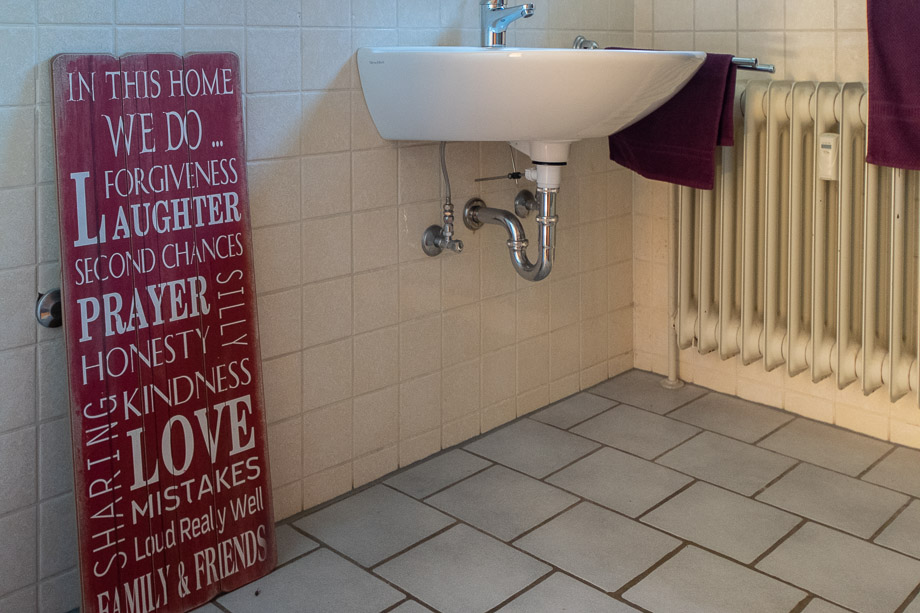 Badezimmer mit Fenster und Dusche Etagenwohnung Bad �berkingen