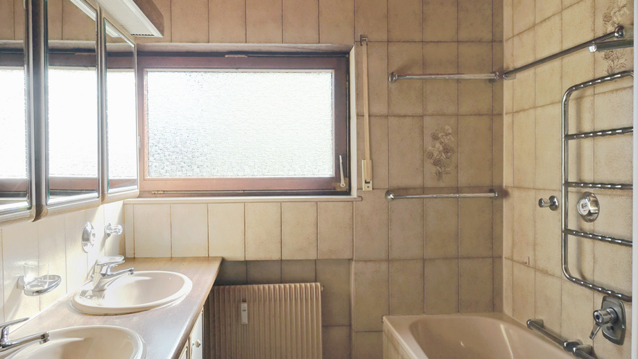Tageslicht-Bad mit Wanne und Dusche Etagenwohnung Rudersberg