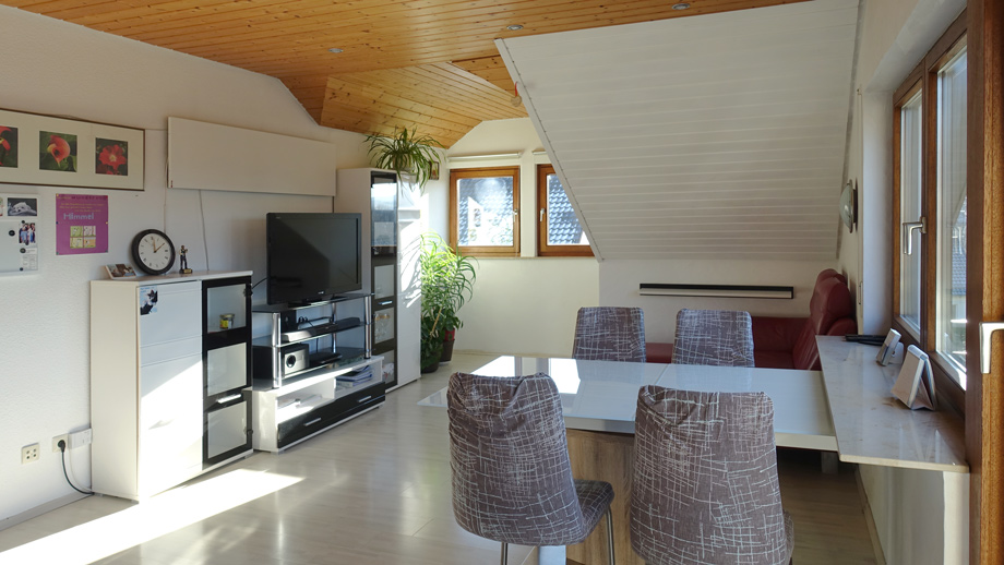 sonniges Wohnzimmer Dachgeschosswohnung Metzingen-Neuhausen
