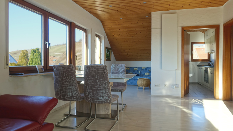 sonniges Wohnzimmer Dachgeschosswohnung Metzingen-Neuhausen