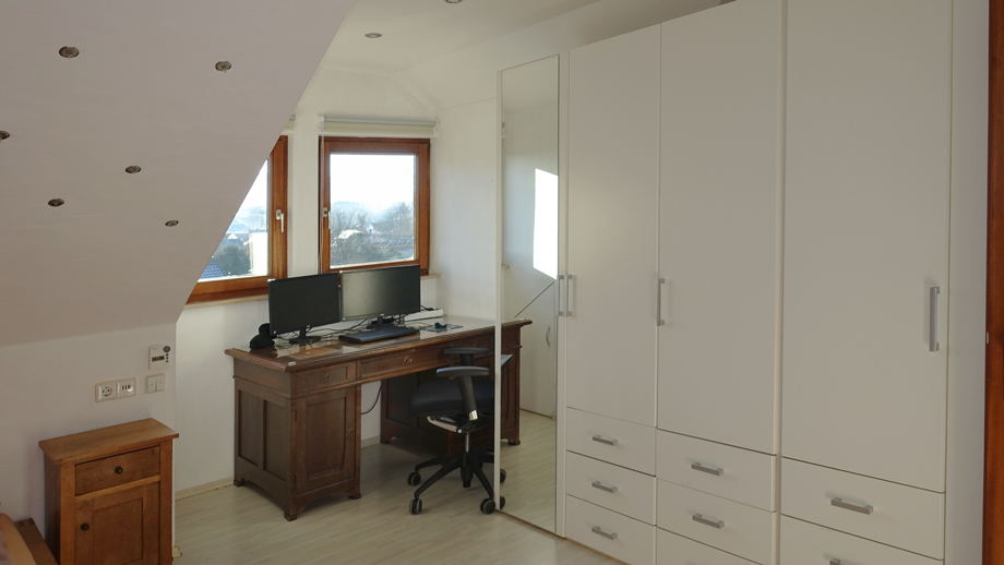 mit Platz f�r gro�en Schrank und Schreibtisch Dachgeschosswohnung Metzingen-Neuhausen