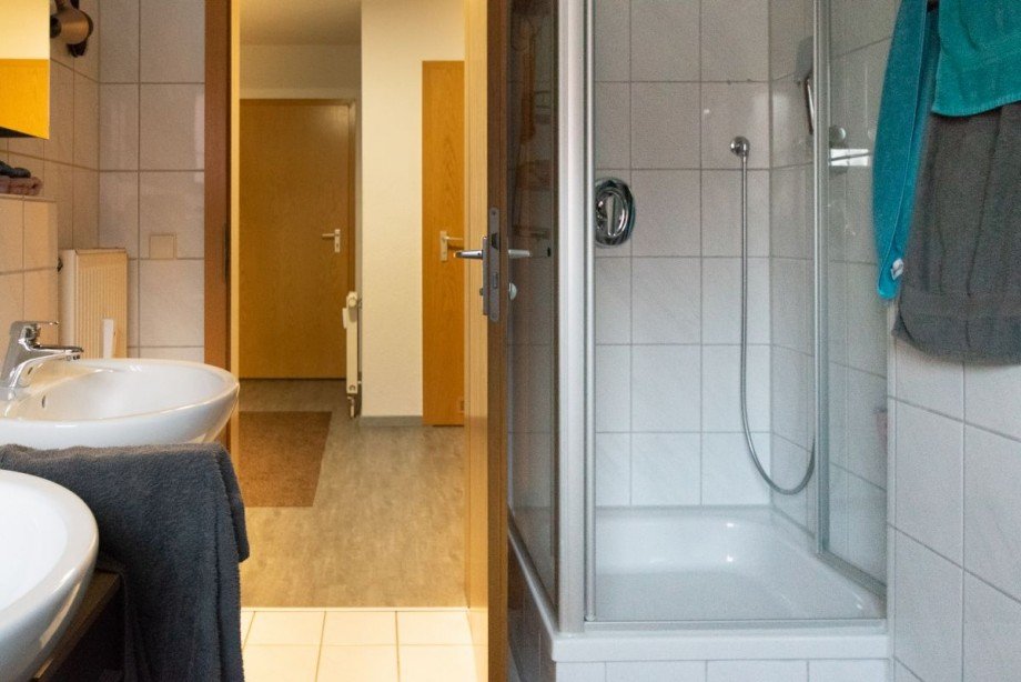 Tageslichtbad mit Dusche und Badewanne Erdgeschosswohnung Baltmannsweiler