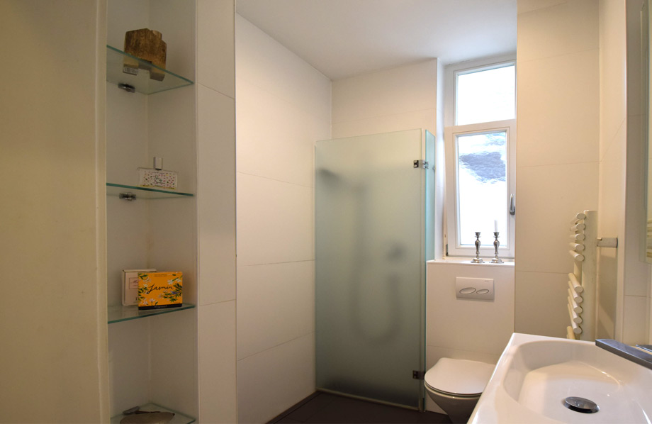 modernes Duschbad mit Fenster Etagenwohnung Stuttgart