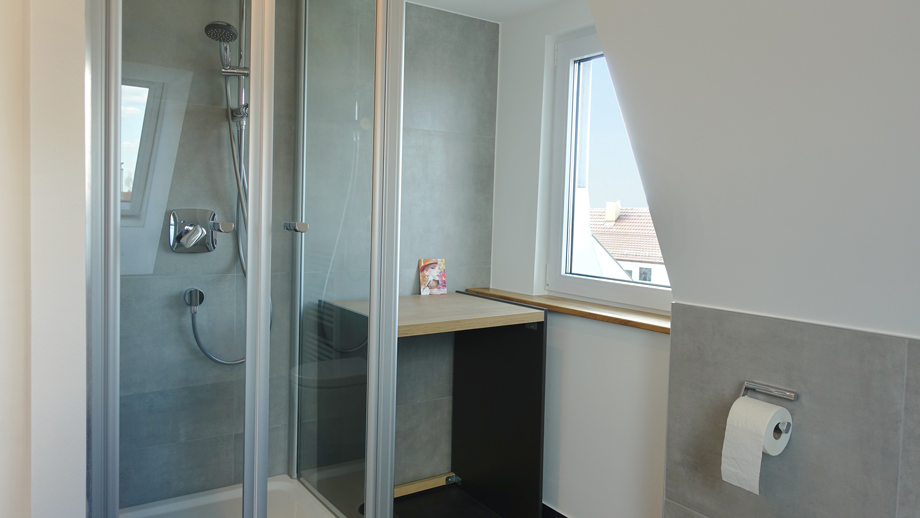 Bad mit Dusche + WM-Platz Dachgeschosswohnung Fellbach