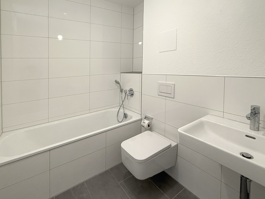 Bad Nr. 1 mit Badewanne Etagenwohnung Esslingen-Gr�ne H�fe