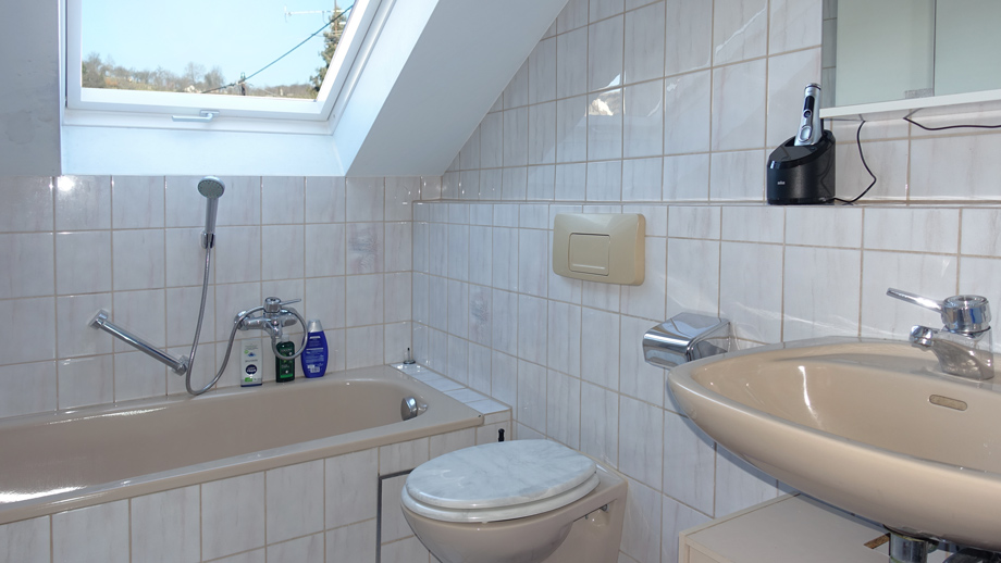 Tageslichtbad mit Wanne und WC Dachgeschosswohnung Metzingen-Neuhausen