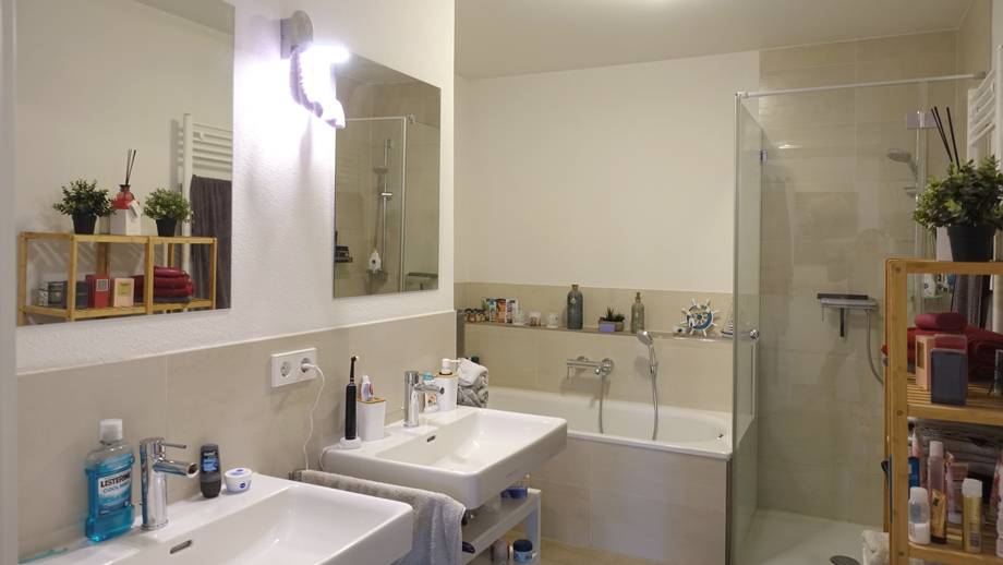 gro�es Bad mit Wanne und Dusche Etagenwohnung Esslingen-Gr�ne H�fe