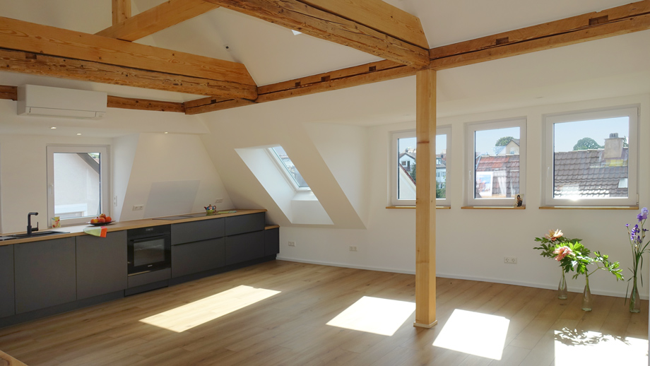 Wohnraum mit Einbauk�che Dachgeschosswohnung Fellbach