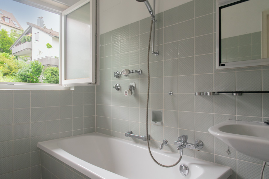 Bad mit Wanne und Fenster Etagenwohnung Stuttgart