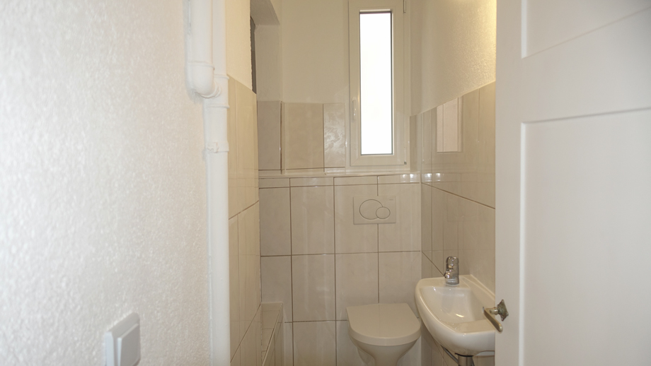 Bad mit WC, Wanne und Fenster Etagenwohnung Esslingen-Pliensauvorstadt