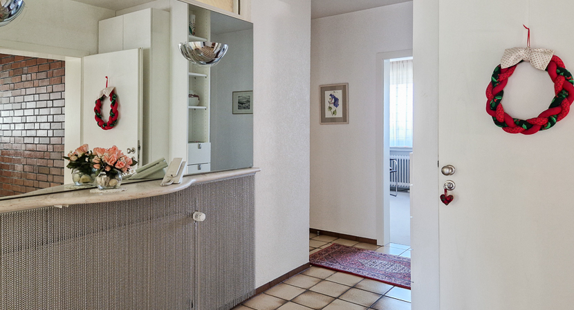 gro�em Dielenbereich Zweifamilienhaus Esslingen