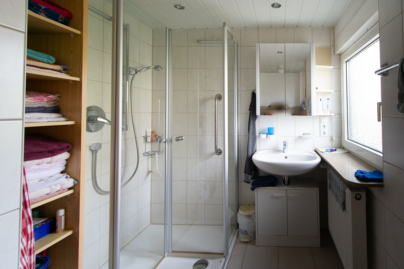 Tageslichtbad mit bodengleicher Dusche Doppelhaush�lfte Aichwald