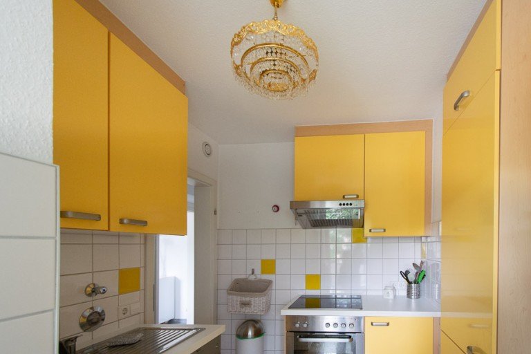Einbauk�che mit Kronleuchter Stuttgart Dachgeschosswohnung Halbh�henlage im Stuttgarter S�den