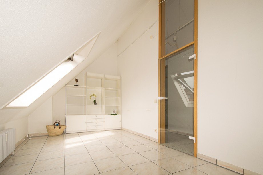 viel Platz im Schlafzimmer Dachgeschosswohnung K�ngen