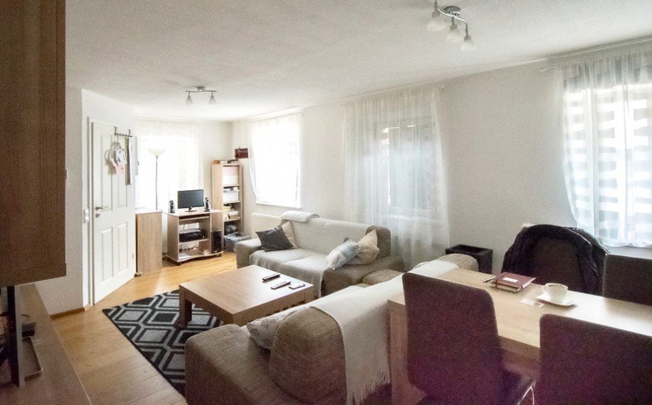 viele Fenster im �ber 26 m� gro�en Wohnbereich Erdgeschosswohnung Plochingen