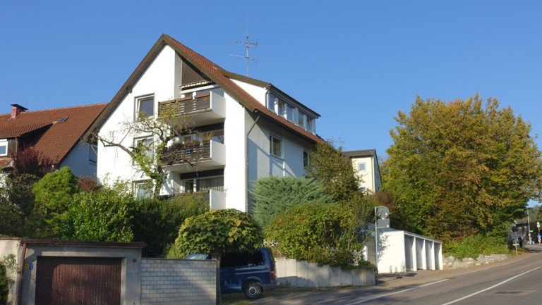 Ansicht Haus Esslingen Dachgeschosswohnung Sonnig + S�dbalkon mit Aussicht + Garage, N�he Krankenhaus