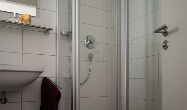 Tageslichtbad mit bodengleicher Dusche Etagenwohnung Esslingen