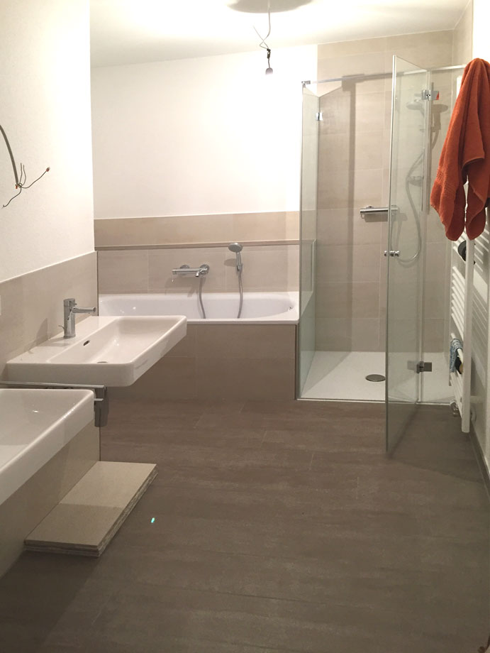 Bad mit Wanne und Dusche Etagenwohnung Esslingen-Gr�ne H�fe