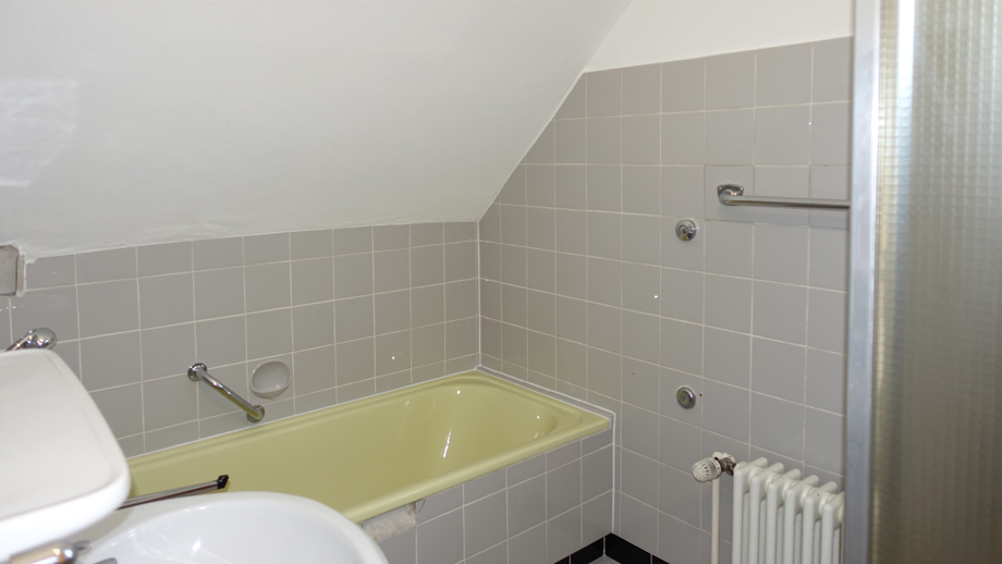 Tageslichtbad mit Wanne und Dusche Dachgeschosswohnung Esslingen