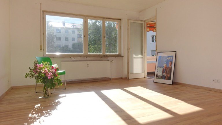 Wohnzimmer mit Ausgang auf den Balkon Esslingen Wohnung Gro�e 3,5-Zimmer-Wohnung mit Balkon + Garagenstellplatz