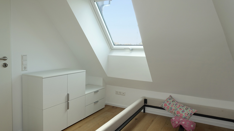Schlafzimmer mit M�beln Dachgeschosswohnung Fellbach