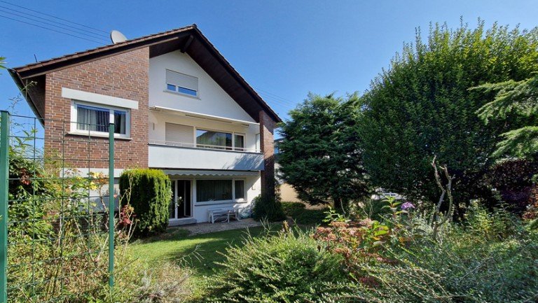 mit herrlichem, sch�n angelegtem Garten Esslingen Zweifamilienhaus Sch�nes 2-Familienhaus in guter Lage mit gro�em Garten und Ausblick