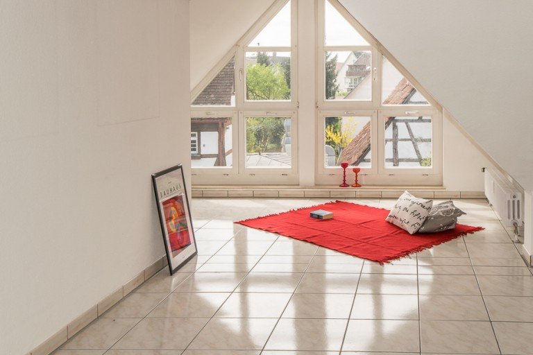 sonnige verglaste Loggia K�ngen Dachgeschosswohnung Schicke Dachwohnung mit viel Flair