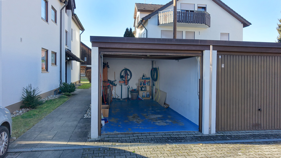 Einzelgarage mit Stellplatz davor Dachgeschosswohnung Metzingen-Neuhausen