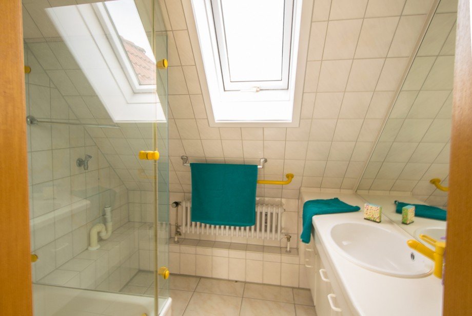 Badezimmer mit Fenster Dachgeschosswohnung K�ngen