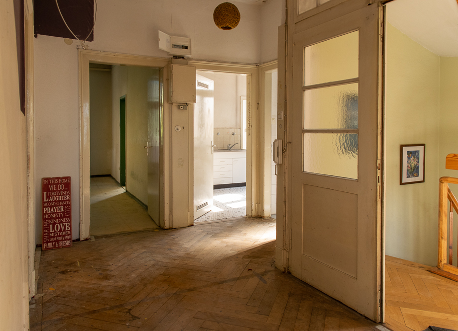 gro�er Flur mit original Eingangsbereich Mehrfamilienhaus Stuttgart